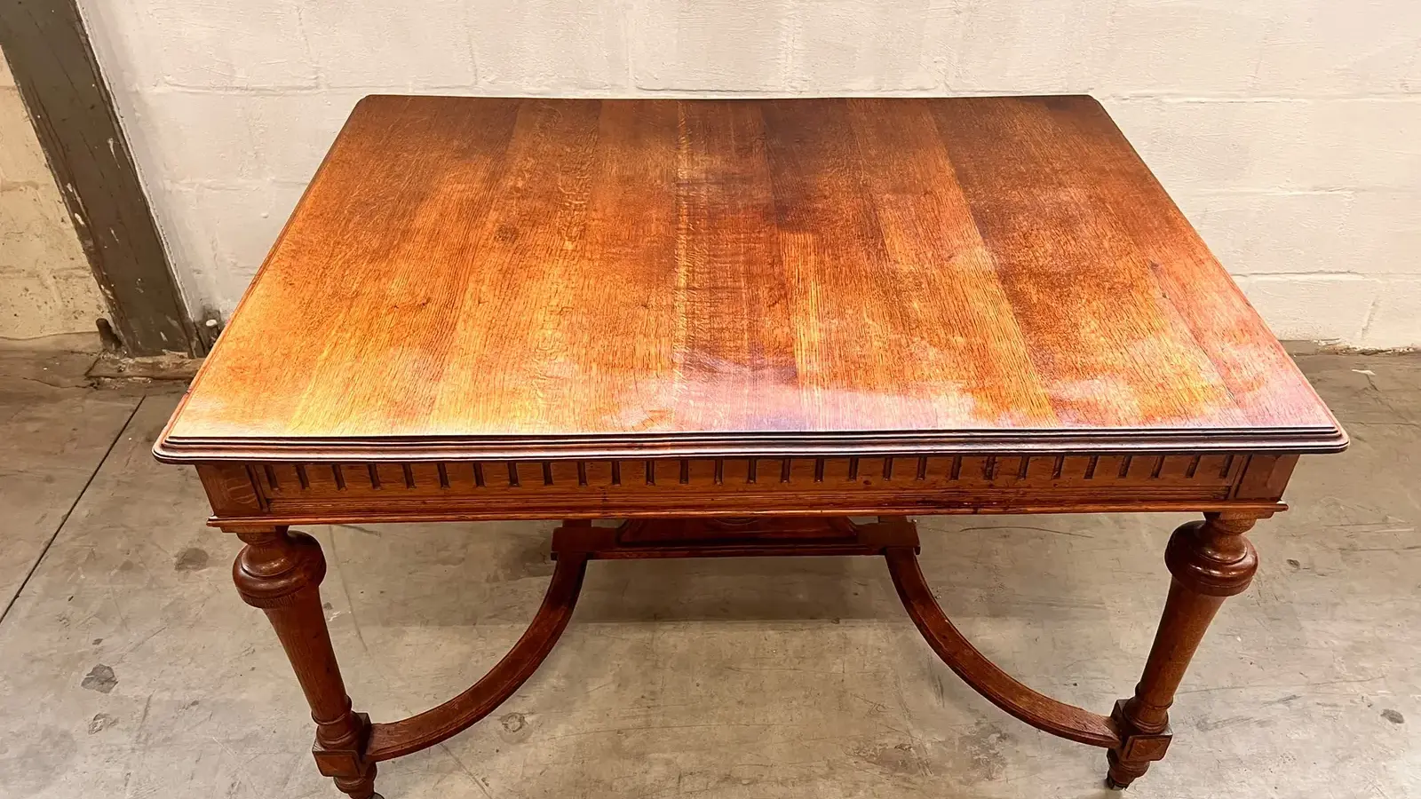Een houten tafel met gedraaide poten