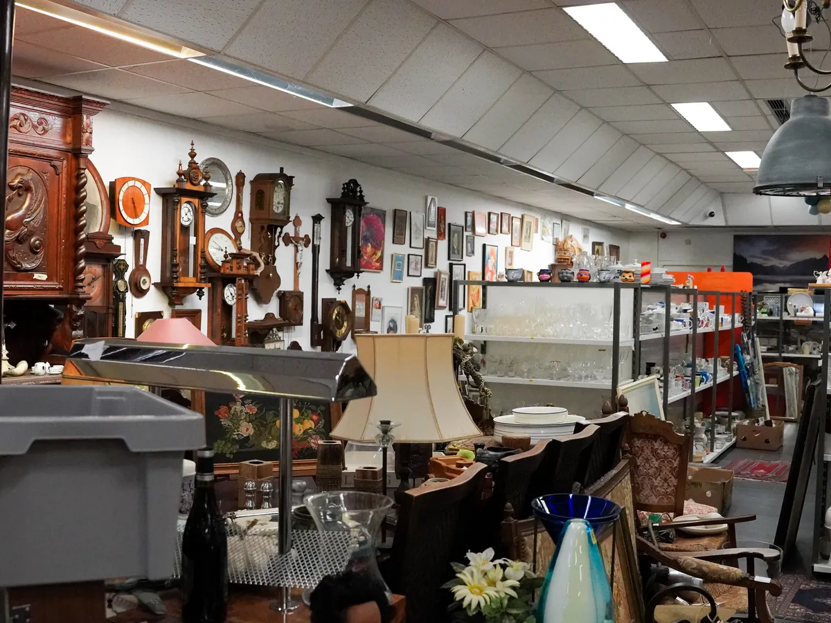 De winkel met klokken, lampen en meubels